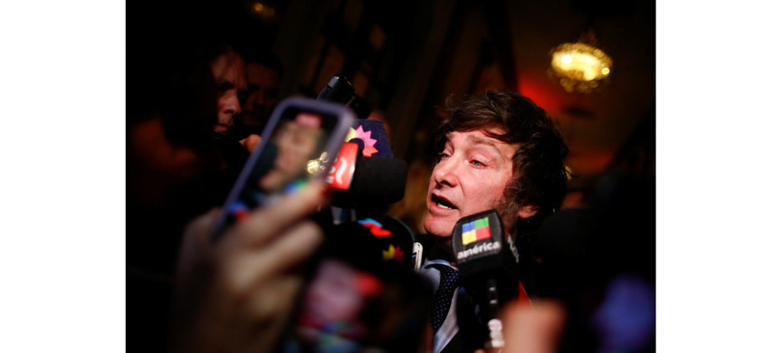 Политические очки Милей набирал, критикуя власть на радио