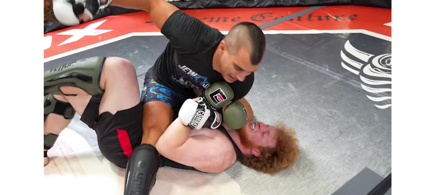 Под конец поединка Натан Леви лупил тролля сверху