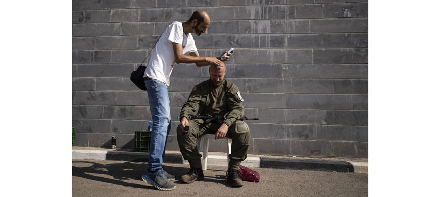 Волонтёры оказывают медпомощь пострадавшим