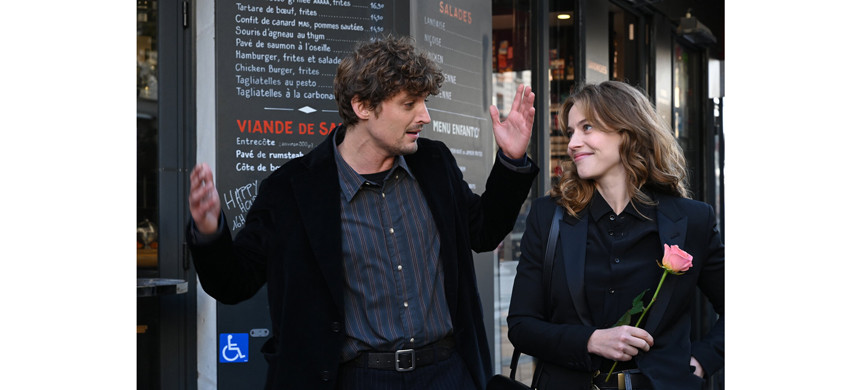 Все в фильме происходит под беспечный джаз