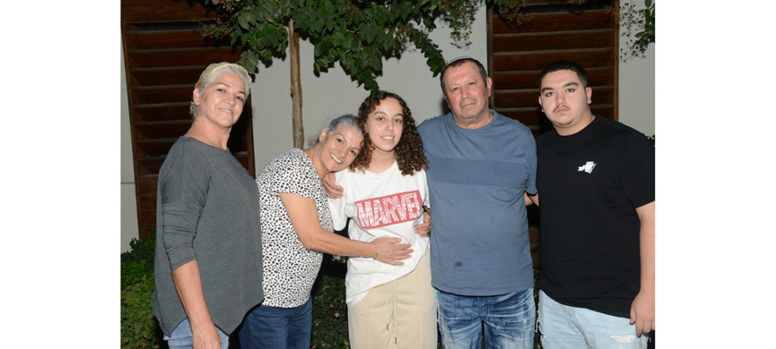 Ори (посередине) в окружении родных