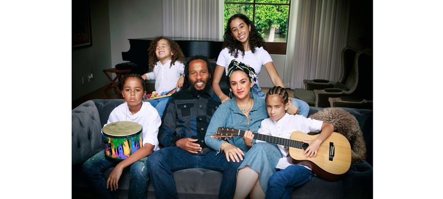 Зигги Марли с женой и детьми