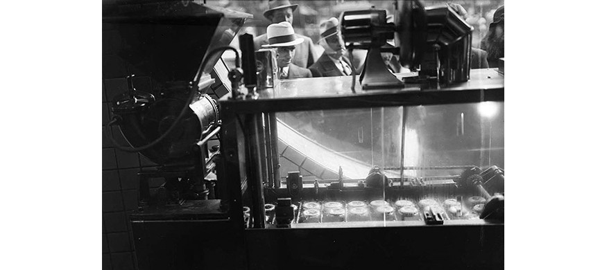 Пекущиеся за стеклом пончики завораживали покупателей