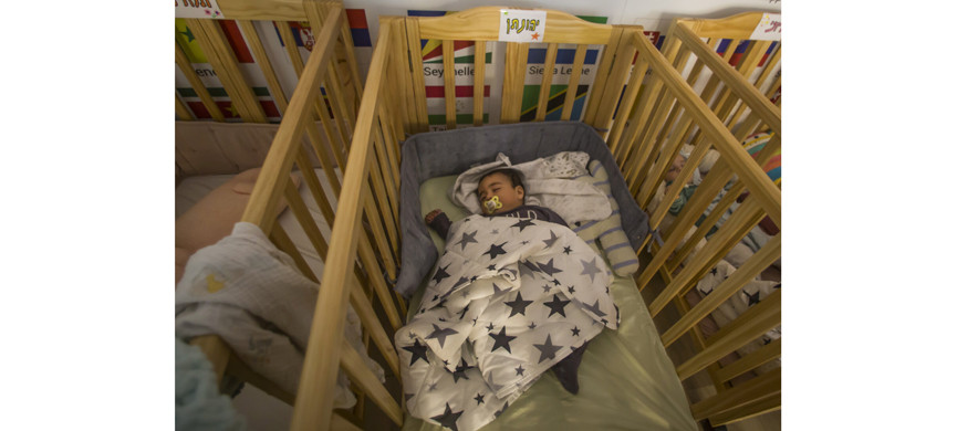 Трёхлетний Адам мужественно старался не плакать