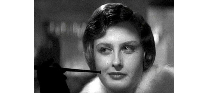 Это Зоя Монроз, героиня Климовой в фильме «Гиперболоид инженера Гарина»