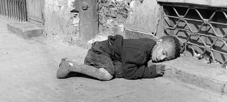 Мальчика подобрали с дороги и вынесли за пределы гетто