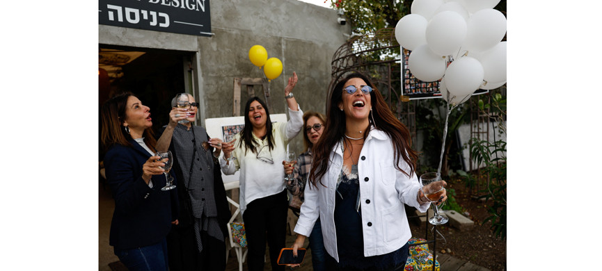 Семьи отбитых у ХАМАСа мужчин празднуют их спасение