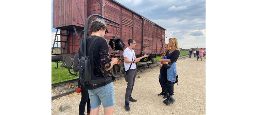 Такер сняла фильм о своем визите в Освенцим