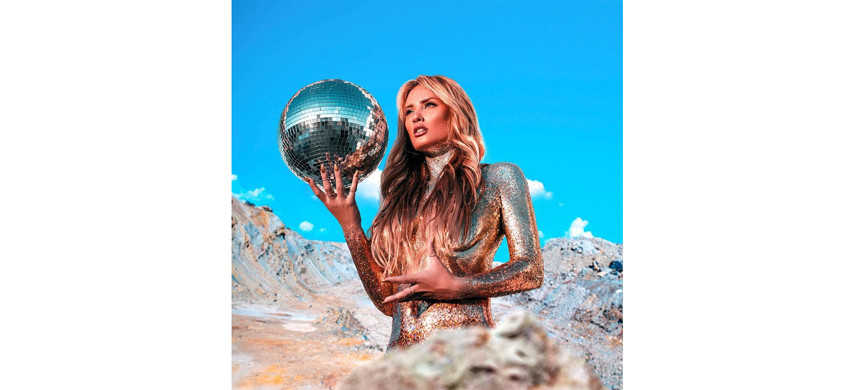 Такер пытается использовать свою популярность во благо