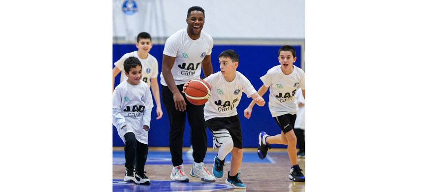 Армстронг пригласил в лагерь 60 детей, пострадавших от войны