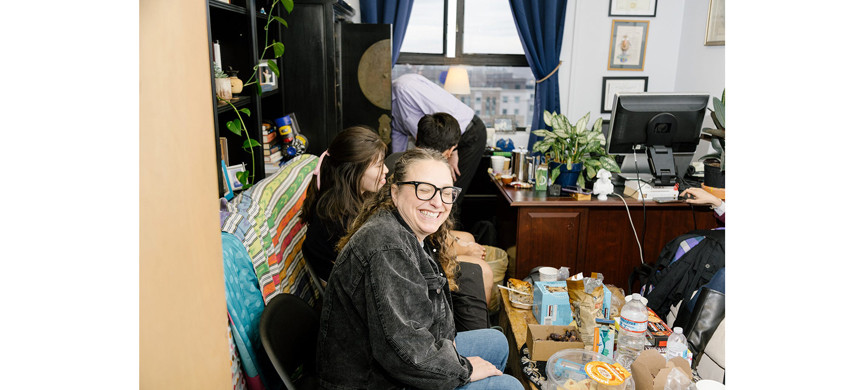 Студенты заходят к бастующему профессору на чай