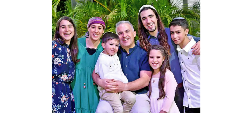 Эльханан Кальмансон с семьей