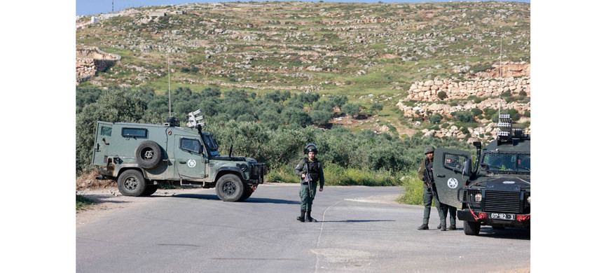 Солдаты ЦАХАЛа при проверках на дороге