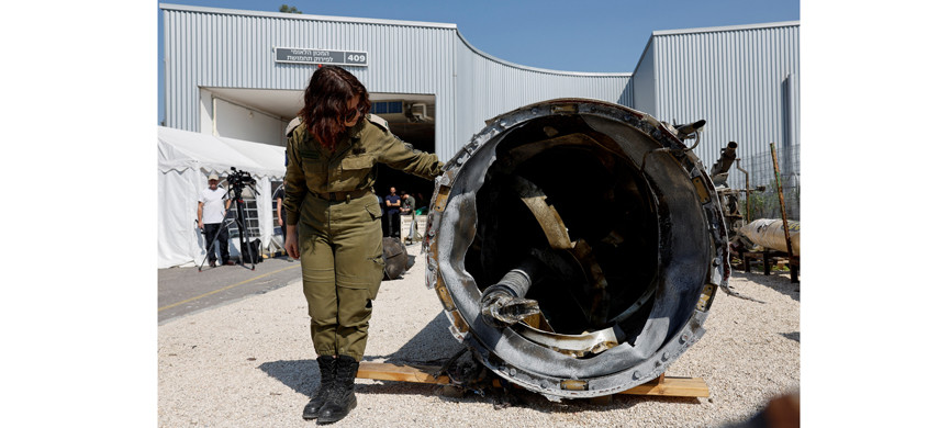 Боец ЦАХАЛа возле сбитого иранского снаряда