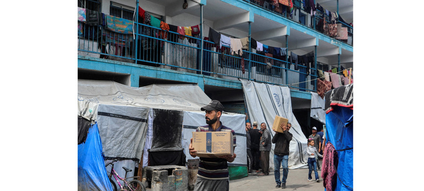 Раздача гуманитарной помощи в секторе Газа