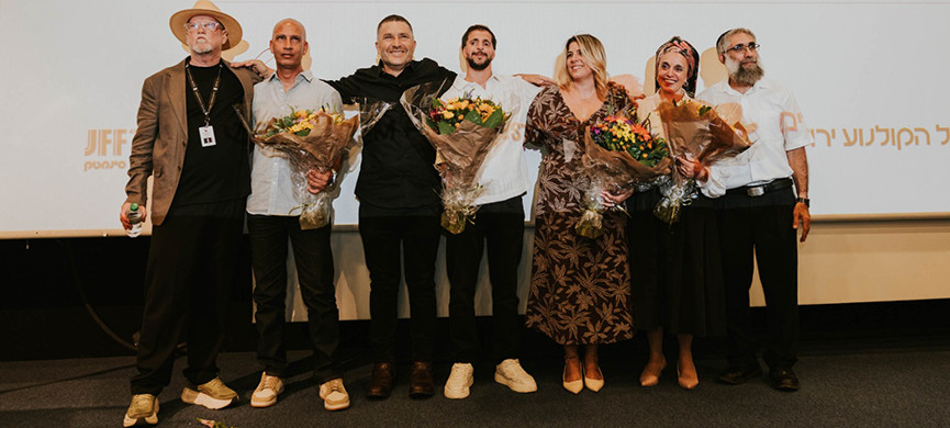 Справа налево: приёмные родители Малахи Шломо и Бат-Шева Шув, биологическая мать Эфрат Коэн, главный герой фильма Малахи Шуб, режиссёр Ноам Демский, биологический отец Офир Коэн и режиссёр Идо Багат