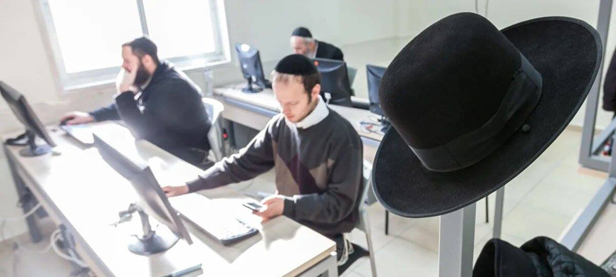 Ультраортодоксальные евреи преданы шляпам и сюртукам