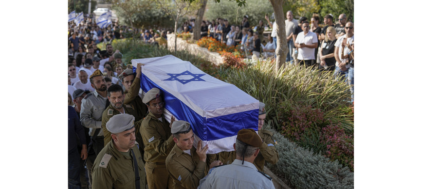 «Люди держались за руки над гробом, обернутым израильским флагом, и плакали»