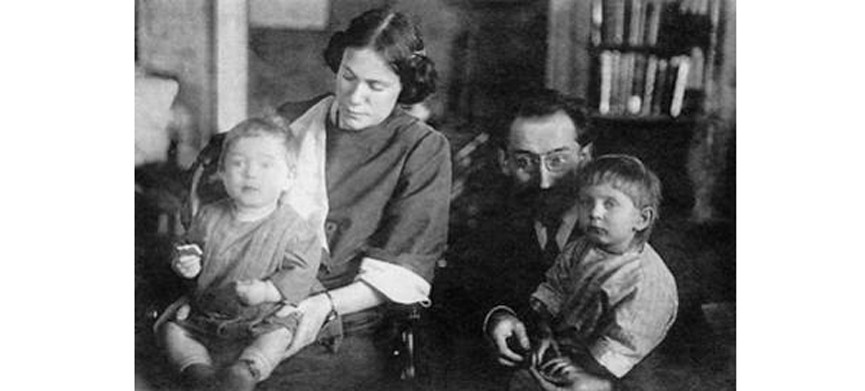 Борис Эйхенбаум с женой и детьми