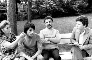 <p>Le physicien soviétique et dissident Mikhaïl Stern, 2e à droite, avec sa famille en juin 1977 à Paris, France. (Photo by Alain MINGAM/Gamma-Rapho via Getty Images)</p>