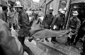 <p>(FILES) In this file photo taken on August 9, 1982, firemen and a rescuers evacuate a body after the French-Jewish delicatessen restaurant Jo Goldenberg was attacked on rue des Rosiers in Paris by gunmen who threw a grenade into the establishement and shot at customers with sub-machine guns, killing six and injuring 22 others. - The August 9, 1982 attack is attributed to Abu Nidal Organisation - Fatah Revolutionary Council (Fatah-RC), a Palestinian group dissident from the Palestine Liberation Organisation (PLO). (Photo by MICHEL CLEMENT / AFP)</p>