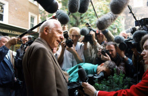 <p>Nobel peace prize winner Joseph Rotblat besieged by the media at his office at the Pugwash Conferences on Science and World Affairs in central London. Dostawca: PAP/PA</p>
