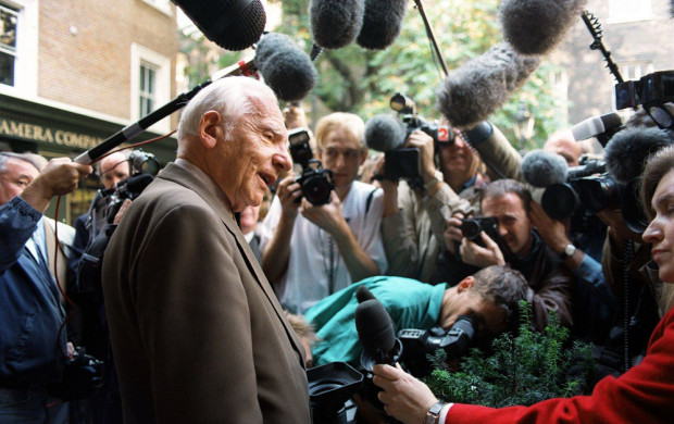 <p>Nobel peace prize winner Joseph Rotblat besieged by the media at his office at the Pugwash Conferences on Science and World Affairs in central London. Dostawca: PAP/PA</p>