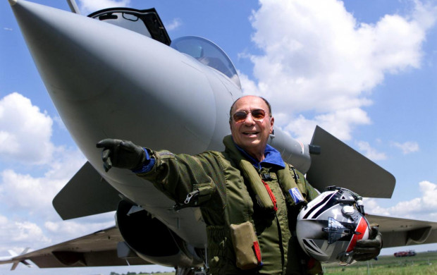 <p>FILE PHOTO: Serge Dassault, head of Dassault Aviation, waves in front of a French made Rafale at Le Bourget, France, June 11, 1999. REUTERS/Charles Platiau/File Photo</p>