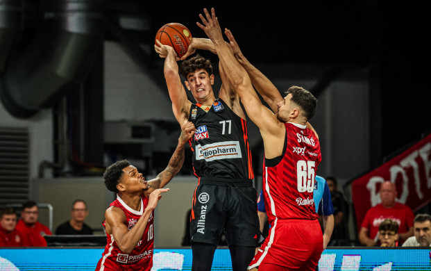 <p>Mitte Ben Saraf (ratiopharm Ulm) links Ronaldo Segu (Bamberg Baskets, #10) rechts Filip Stanic (Bamberg Baskets, #65) Bamberg Baskets - ratiopharm Ulm / BBL-Pokal / Achtelfinale / Saison 2024/25 / 12.10.2024, Brose Arena Bamberg Foto: Daniel Löb / Loeb</p>