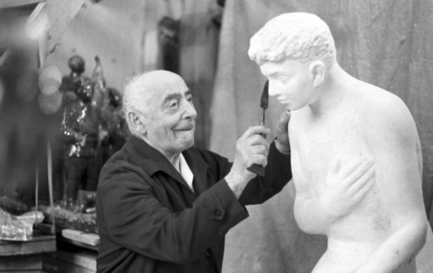 <p>Советский скульптор, заслуженный художник РСФСР Исидор Григорьевич Фрих-Хар за работой.</p>