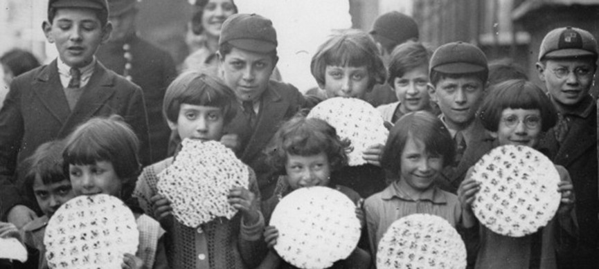 <p>UNITED KINGDOM - CIRCA 1925: Jewish children at the beginning of the Feast of Passover with their bread, the so-called matzos. During this time, orthodox Jews are only allowed to eat unleavened bread. London. England. Photograph. Around 1925 (Photo by Imagno/Getty Images)</p>