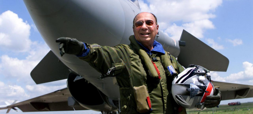 <p>FILE PHOTO: Serge Dassault, head of Dassault Aviation, waves in front of a French made Rafale at Le Bourget, France, June 11, 1999. REUTERS/Charles Platiau/File Photo</p>
