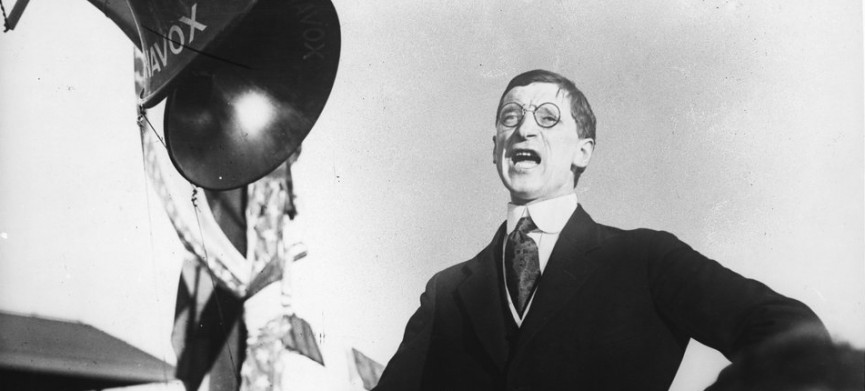 <p>Emmon De Valera addresses a crowd at Los Angeles. (Photo by © Hulton-Deutsch Collection/CORBIS/Corbis via Getty Images)</p>